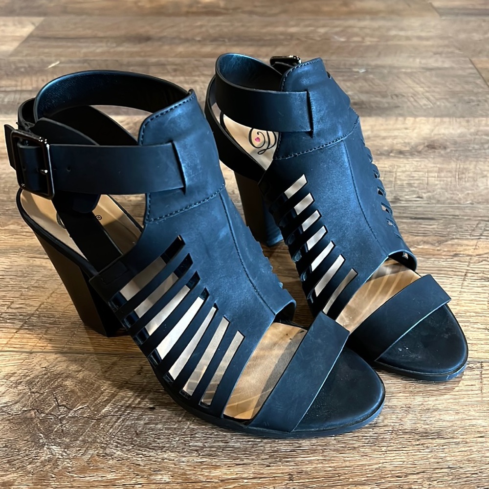 Cute black heeled shoes size 8.5